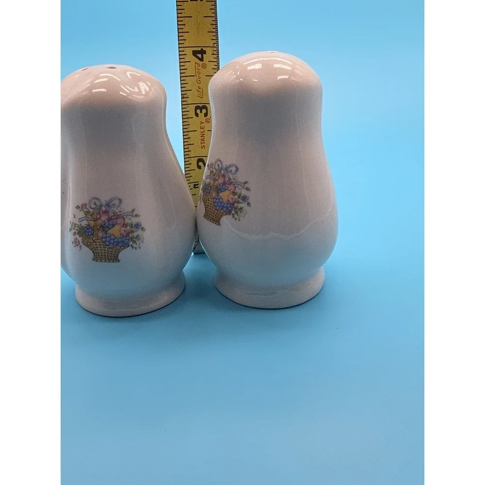 Vintage 90s Salt & Pepper‎ Shaker Country Blue Ribbon Fruit Basket